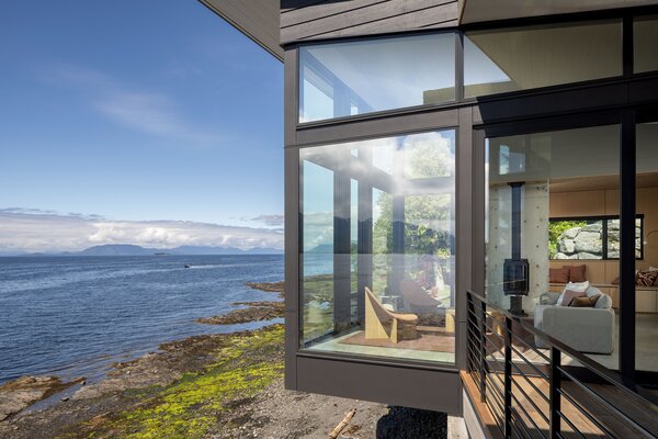 Clerestory windows above the eyeline create a sense of unlimited views outward.