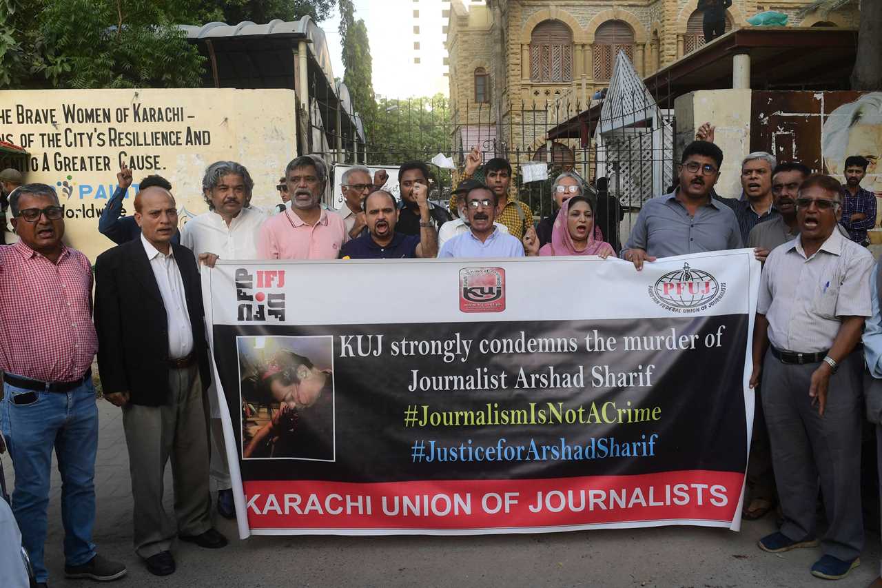 Media representatives shout slogans during a protest in Karachi on October 24, 2022, against the killing of Pakistani news anchor Arshad Sharif in Kenya.