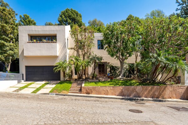 The home is conveniently sandwiched between Hollywood Boulevard and Mulholland Drive, providing easy access to popular shops and restaurants, as well as numerous hiking trails.