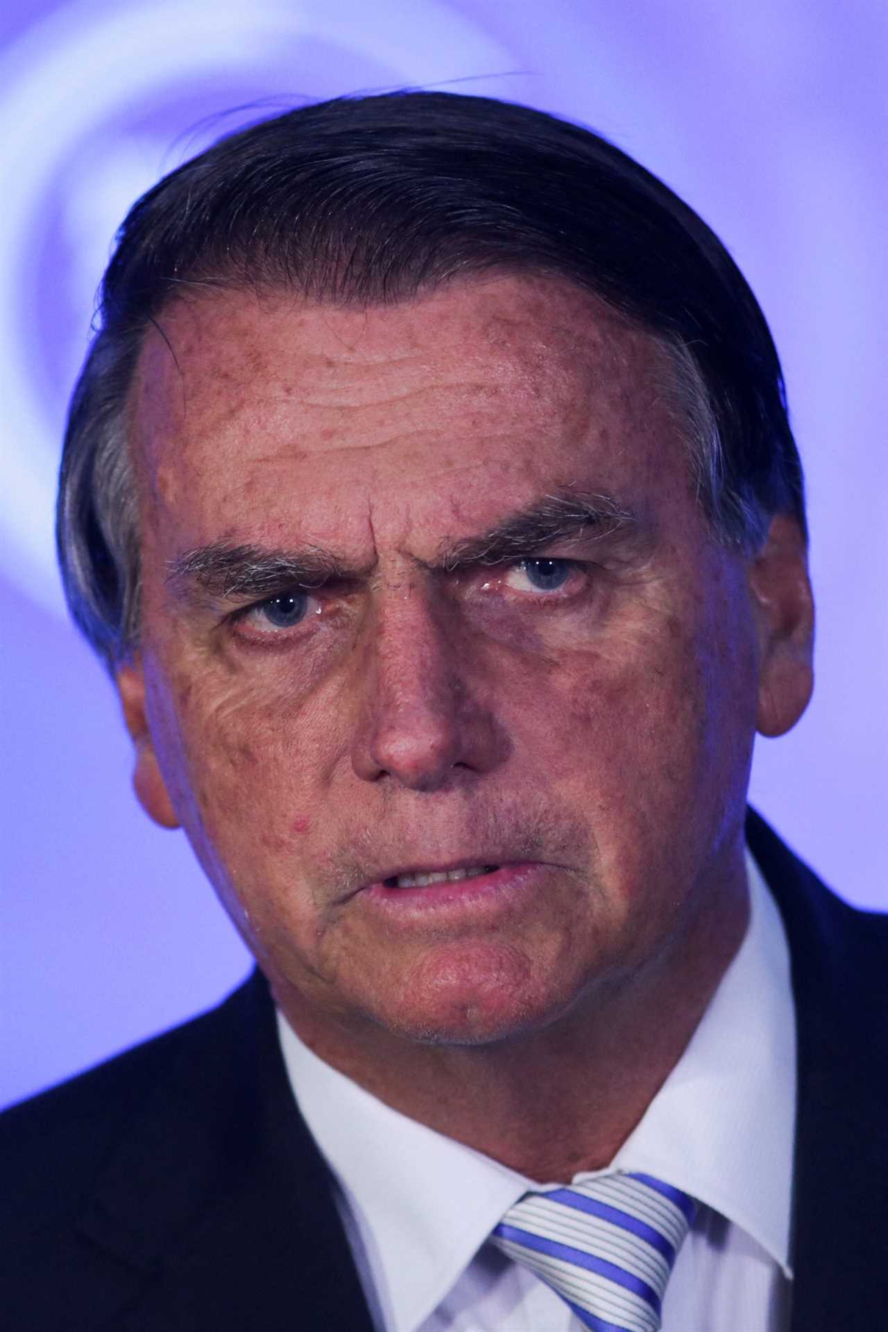 jair bolsonaro in front of purple background