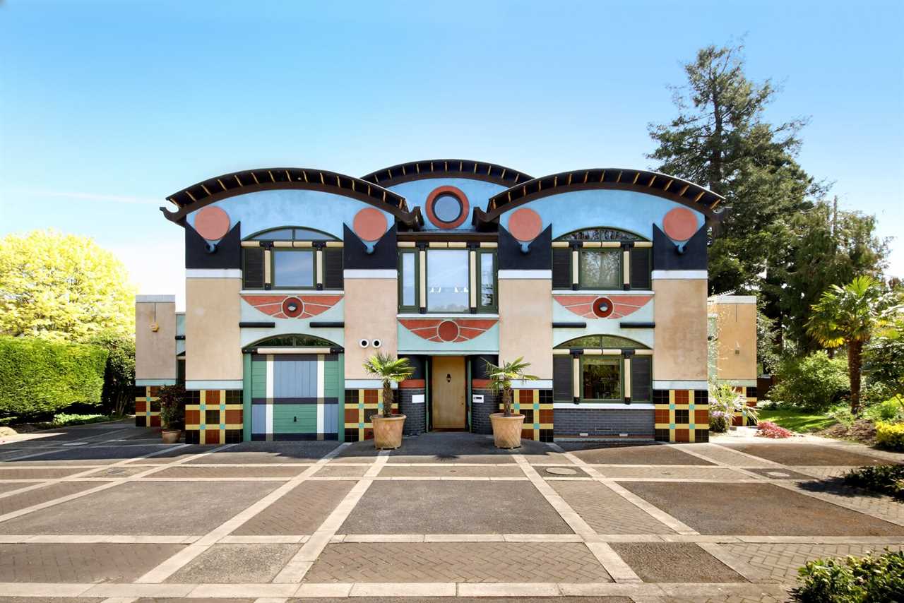 Overlooking the Thames River, this vibrant residence was designed by British architect John Outram in 1999.