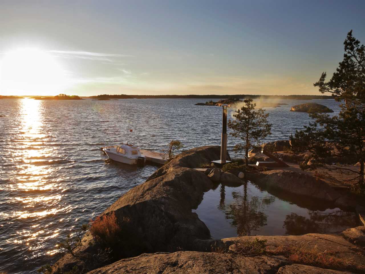 an outdoor jacuzzi next to an ocean