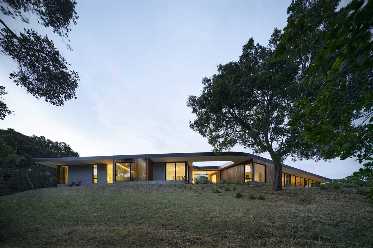 A Sinuous Silicon Valley Retreat Is a Portal to the Outdoors