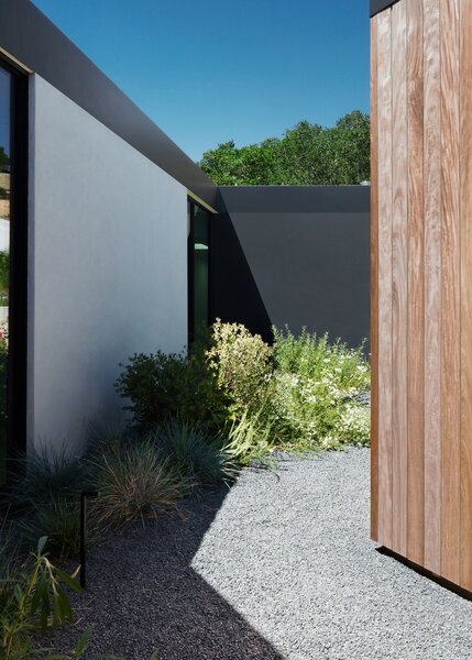 Ipe wood siding, smooth trowel stucco, performance glazing, and steel plate metal accents are featured in the home’s robust material palette, which is nestled by the natural surroundings. 