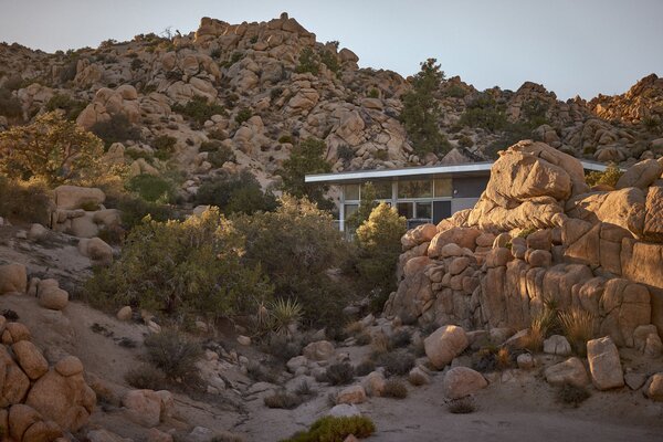 The home sits on steel columns that are prefabricated and made of 70 percent recycled materials.