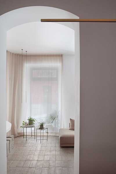 Tactile, Earthy Materials Give a Bland Madrid Apartment Some Personality