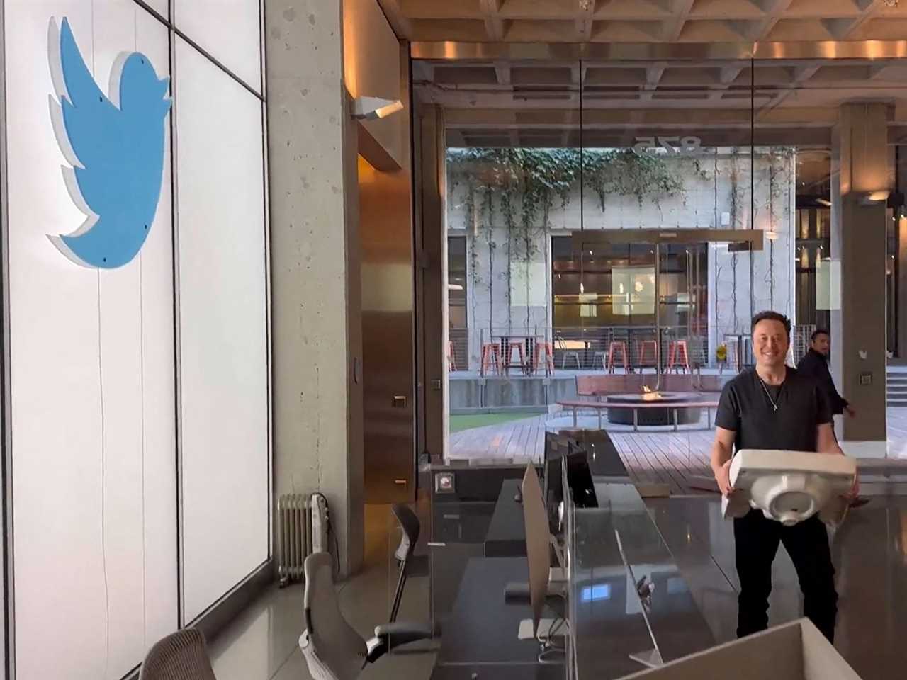 Elon Musk on October 26 carrying a sink as he enters the Twitter headquarters in San Francisco.