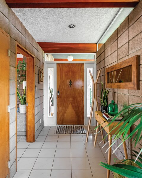 This 1957 Block-and-Beam Home Dazzles With Vibrant Vintage Vibes