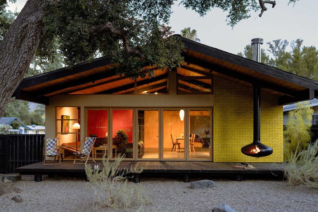 A highlight of the overhaul is the floor-to-ceiling glass on the north side, which includes a five-panel bifold door. The door opens to the couple’s favorite area of the house, the backyard. The deck is shaded by the cantilevered roof, and Ren planted drought-resistant brush amid the existing oak trees.