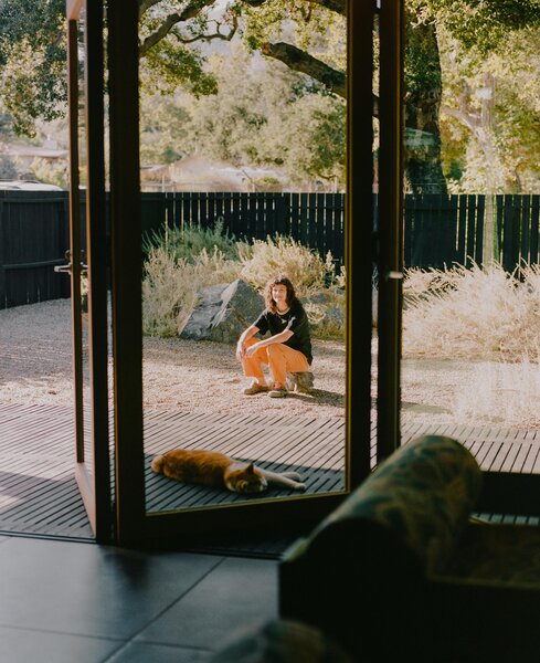 She also introduced new masonry features in primary colors and reoriented the home’s glazing toward the backyard rather than the street.