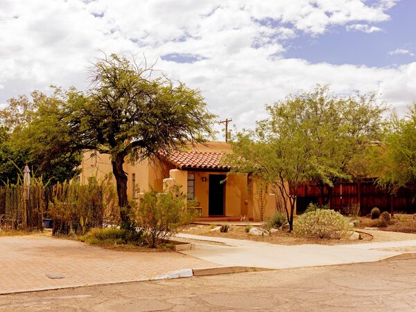 This Eco-Friendly Lawn in Arizona Mimics a Natural Stream Overflow