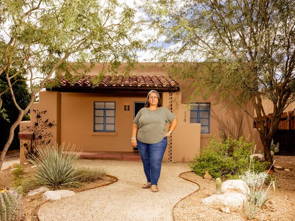 This Eco-Friendly Lawn in Arizona Mimics a Natural Stream Overflow