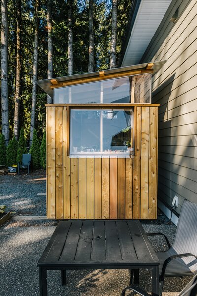 Sitting beside the couple's home, the Light Ribbon studio complements its lone traditional window with the project's namesake architectural feature: acrylic clerestories.