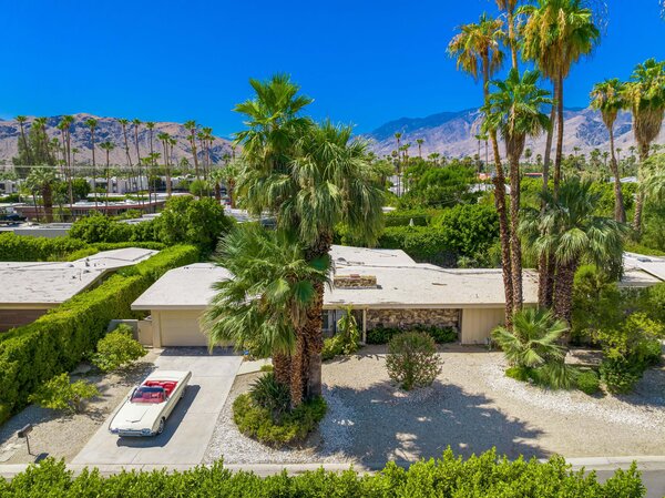 The restored residence sits in the heart of the historic neighborhood of Deepwell Estates, amidst countless palm trees and the surrounding mountain range.