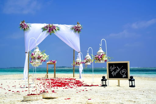 Creative Decorations for Wedding Entrance