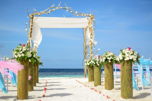 Creative Decorations for Wedding Entrance