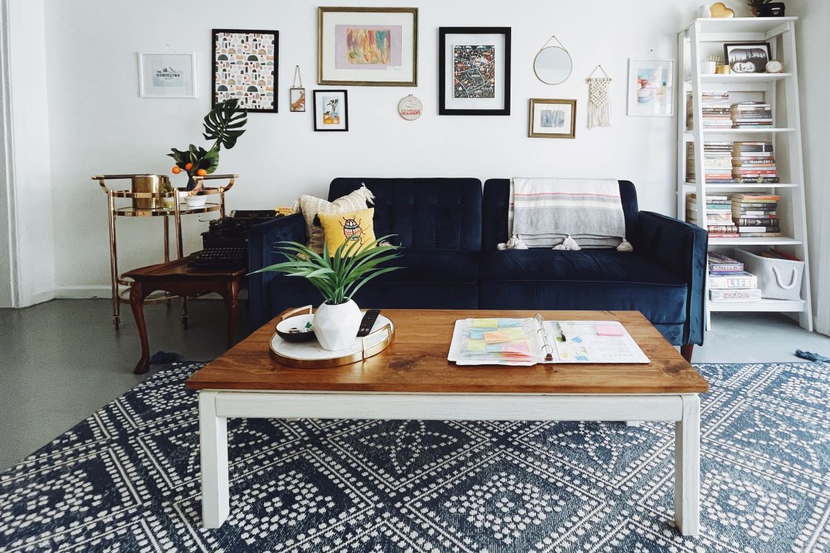 living room with a rug and coffee table