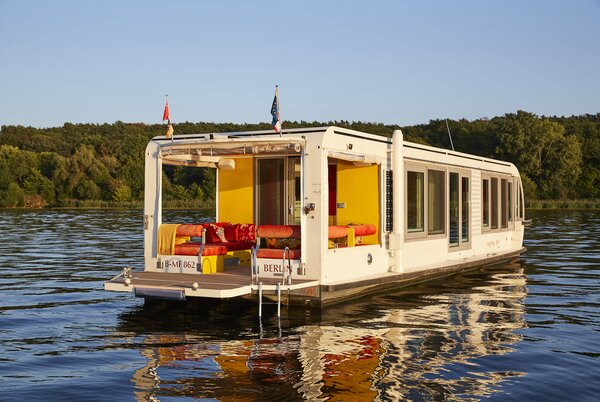 Client, Marianne, and architect, Binke Lendhardt, one of the founders of Crossboundaries, met in Beijing 15 years ago through mutual friends. When she bought the boat, Marianne wanted to bridge Eastern and Western concepts of design and so approached Crossboundaries. In keeping with this approach, the boat is named Fàng Sōng 放松—which translates from Chinese into 