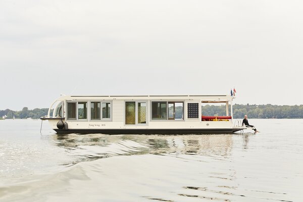 The boat is moored in Stößensee on the western outskirts of Berlin, some distance from Marianne’s permanent home in the eastern part of the city. It enables her to explore nature at a slow pace. While it’s unable to take on oceans, the houseboat is able to travel through inland waterways, lakes, and rivers, where weather conditions are less extreme.