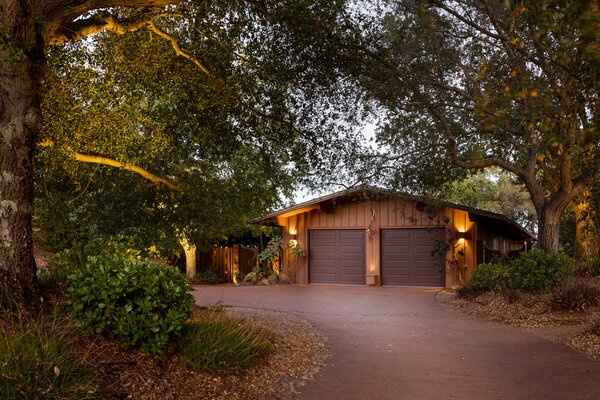 In 1978, Lewis C. Weinberg commissioned Richards to design what would serve as the retirement retreat for him and his wife, Violet. The home has since been acclaimed as one of  the architect's finest works and has only changed hands a couple of times.