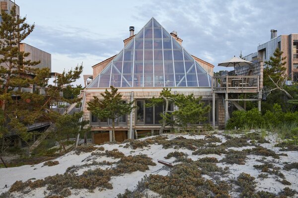 Extensive glazing lining the front facade enhances the property's intimate ties with nature.