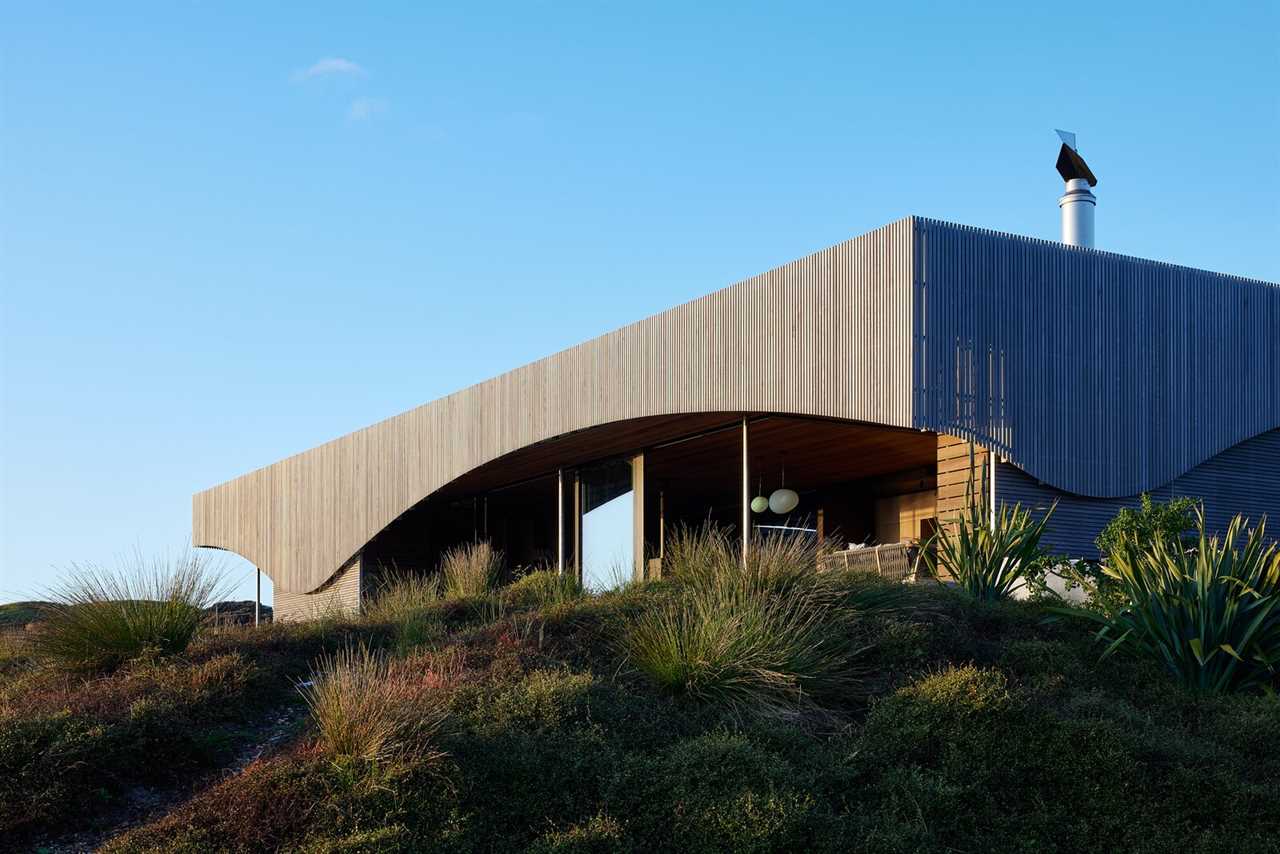 A New Zealand Beach Home Waves Back at Its Surrounding Dunescape