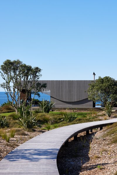 A New Zealand Beach Home Waves Back at Its Surrounding Dunescape