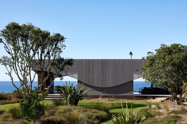 A New Zealand Beach Home Waves Back at Its Surrounding Dunescape