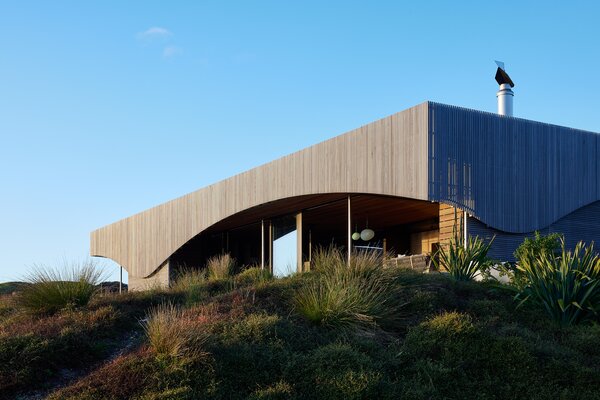 A New Zealand Beach Home Waves Back at Its Surrounding Dunescape