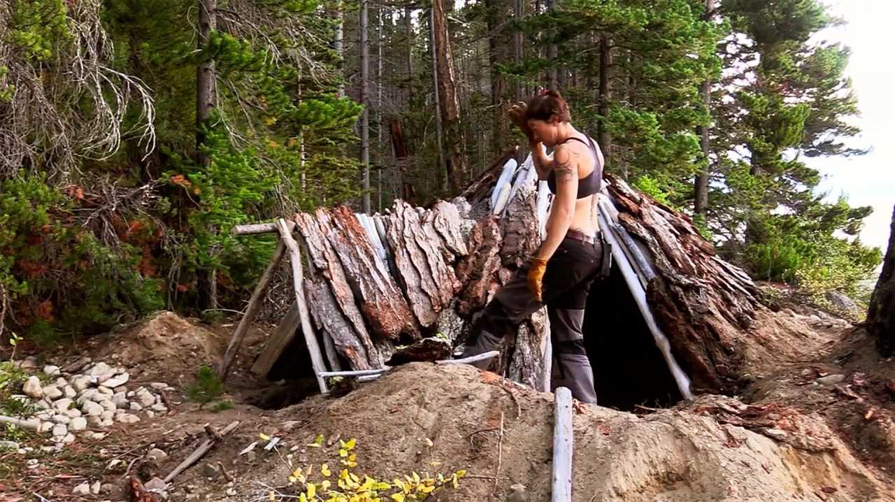 Theresa Kamper, the first contestant in the show’s history to build a pithouse, mid-build.