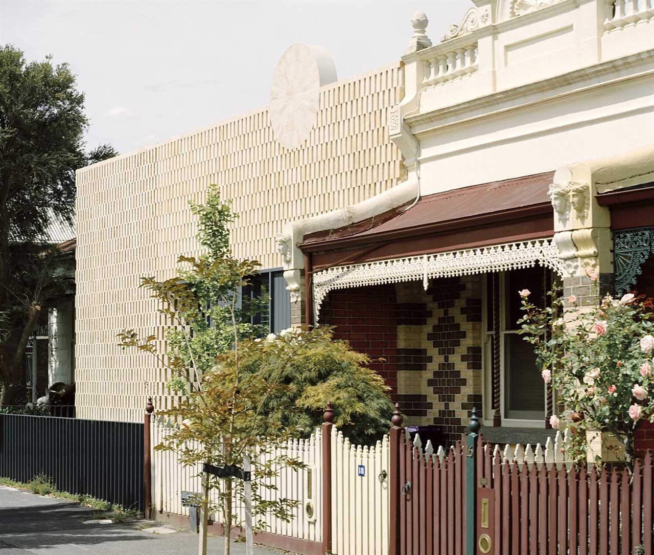 A Melbourne Home’s Fancy Brick Work Breaks the Mold