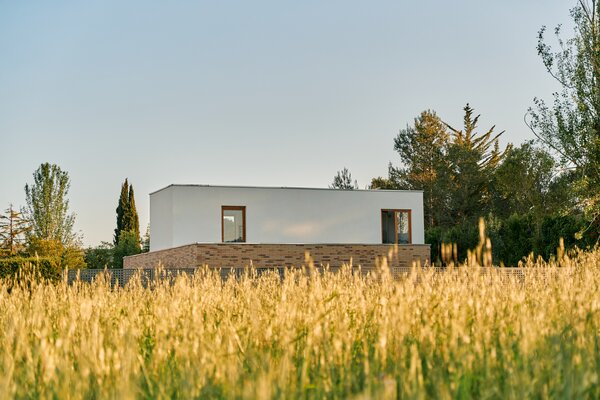 A Net-Zero Home in Spain Centers Around a Soaring Atrium