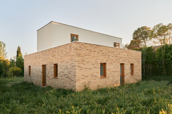 A Net-Zero Home in Spain Centers Around a Soaring Atrium