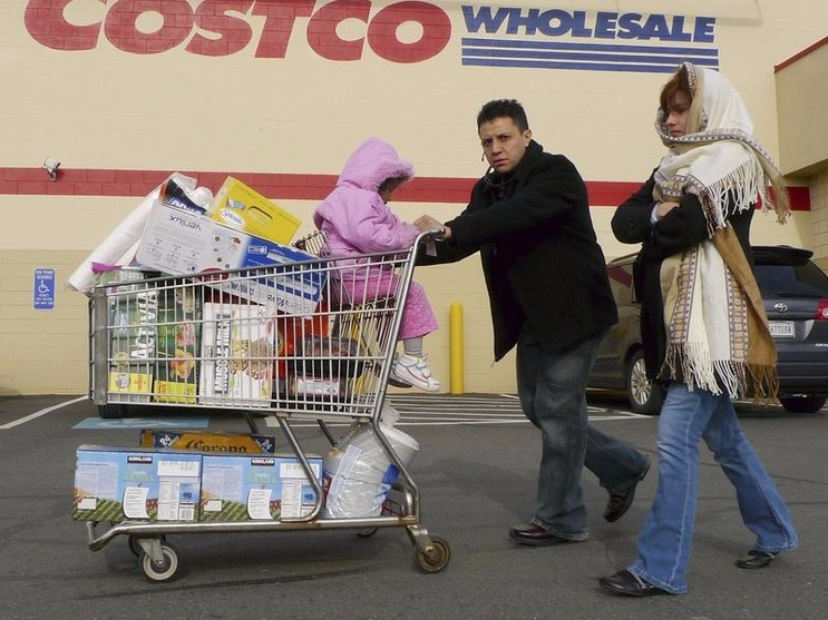 Shoppers leave Costco in Fairfax, Virginia, January 7, 2010.   REUTERS/Larry Downing 