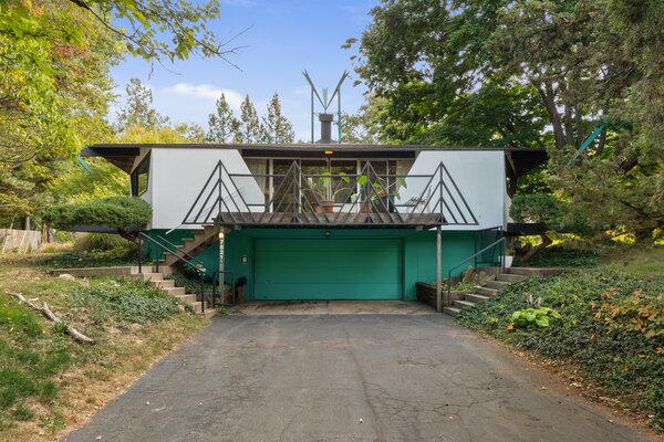 After having built his first home at aged 14, architect Bruce Goff went on to become a mentee of Frank Lloyd Wright. In 1967, his work brought him back to his home state of Kansas, where he designed this geometric masterpiece known as The Searing House.