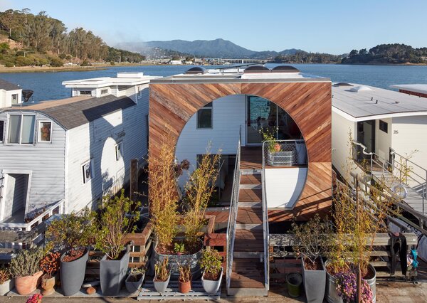 In Hanna Bui’s Sausalito houseboat, designed by architect Craig Steely, sea creatures seen through an enormous back window animate bay views.