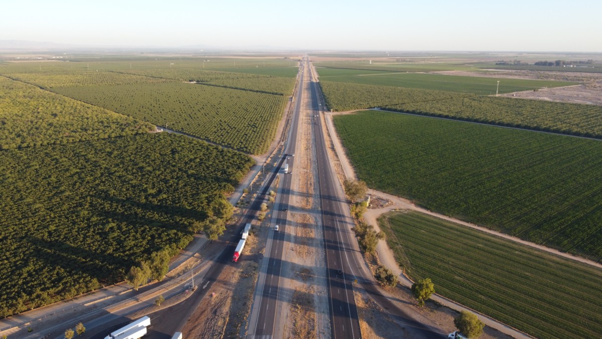 road from bakersfield suburbs into town