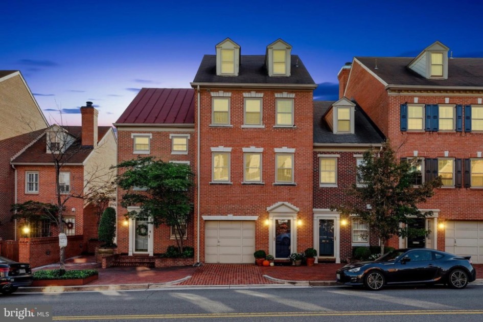 Checking out the spite houses is a unique thing to do in Alexandria