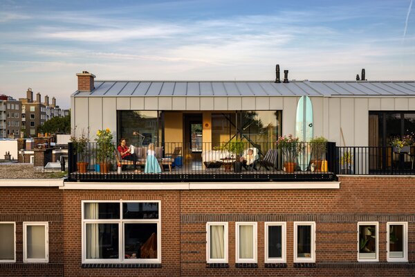 A Rooftop Extension in the Netherlands Sets a New Precedent for the Neighborhood