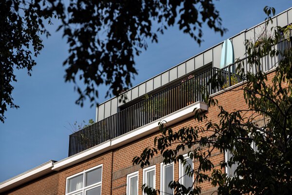 A Rooftop Extension in the Netherlands Sets a New Precedent for the Neighborhood