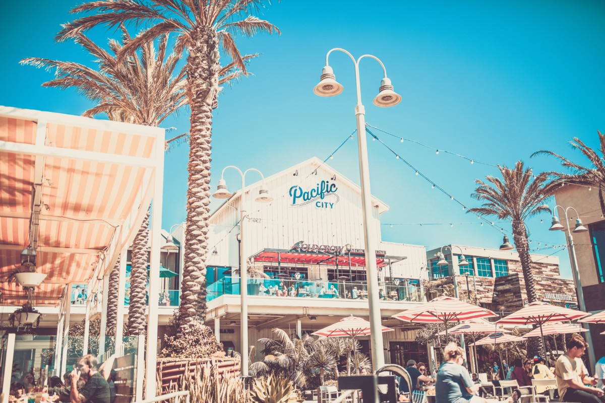 Huntington beach pier on a sunny day