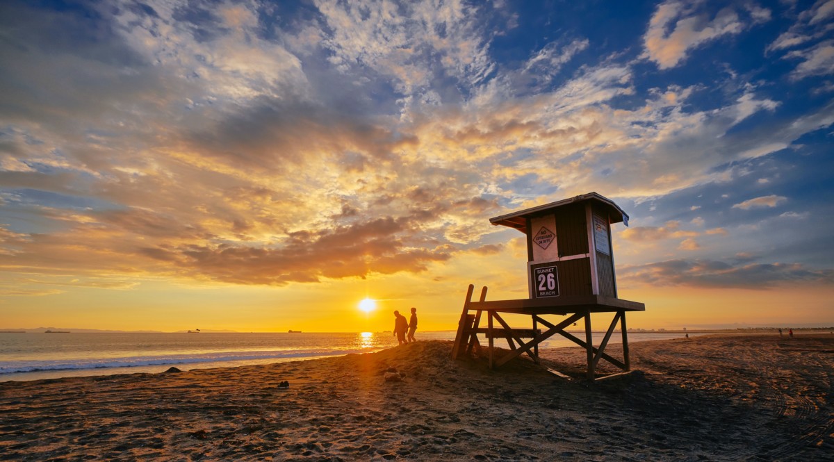 beach in huntington beach suburbs