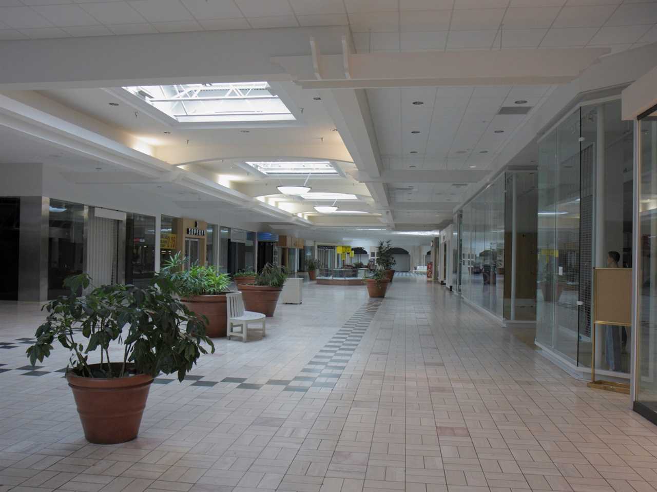 Empty shopping mall in Palm Beach, Florida