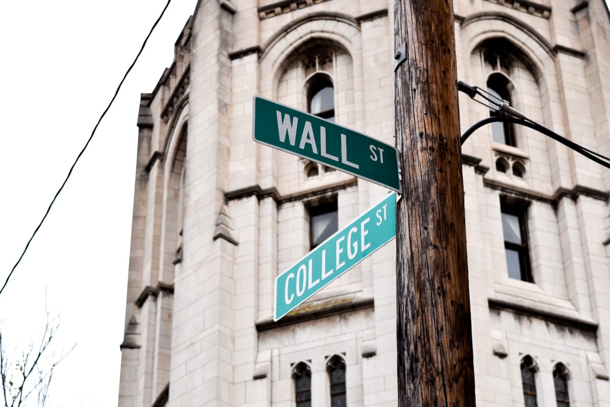 street sign in new haven downtown area