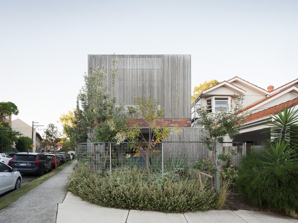 A Compact Home in Suburban Australia Lives Large With a Garden and Outdoor Bath