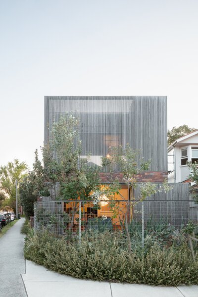 A Compact Home in Suburban Australia Lives Large With a Garden and Outdoor Bath