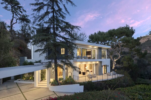 A Hollywood Hills Home Offers Glittering Views for $8.9M