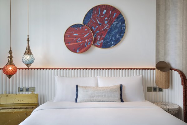 The W Hotel bedding has a distinctive yet pared-back aesthetic that complements a variety of interior styles. The W Hotel Dubai pairs the brand’s sophisticated signature bedding with colorful lighting and artwork that evokes the location