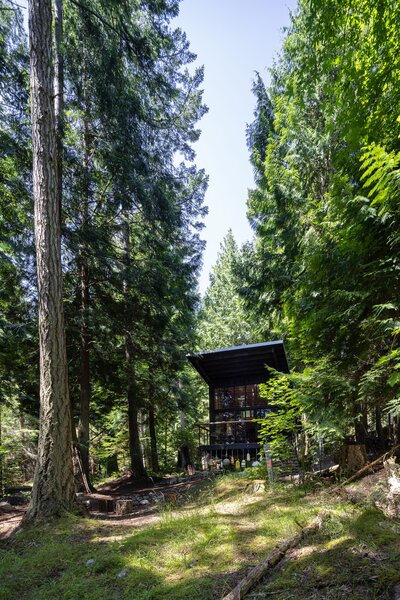 The cabin is set more than 200 feet back from the shoreline, so as to not disturb views from the water.