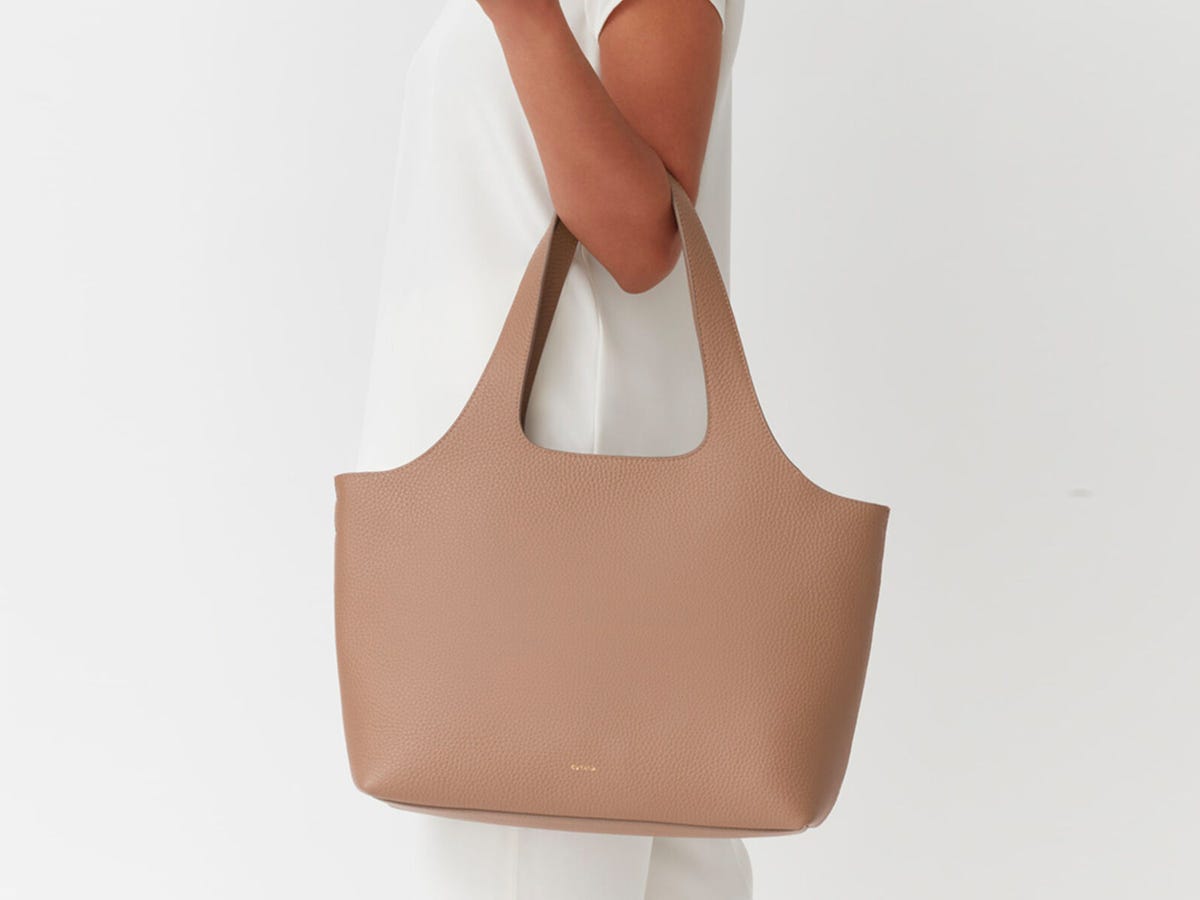 Person holding the Cuyana Italian leather System Tote in the crook of their elbow.